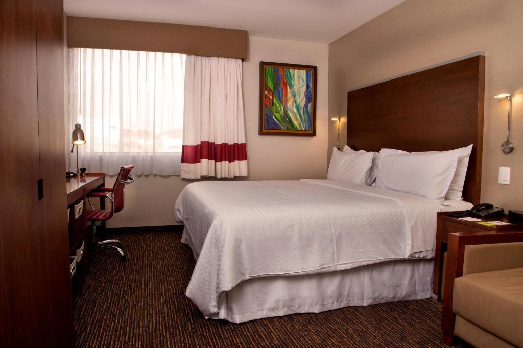 Postel nebo postele na pokoji v ubytování Four Points by Sheraton Queretaro Norte