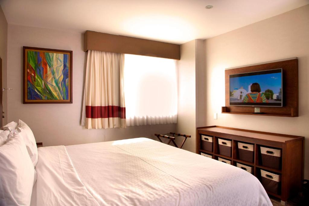 Postel nebo postele na pokoji v ubytování Four Points by Sheraton Queretaro Norte