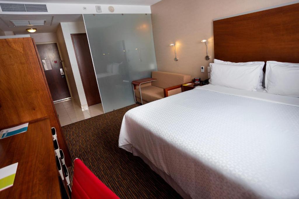 Postel nebo postele na pokoji v ubytování Four Points by Sheraton Queretaro Norte