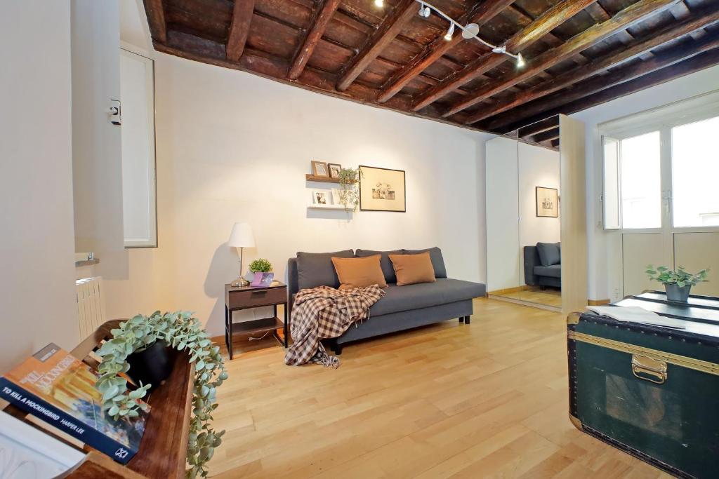 una sala de estar con un sofá y una mesa en Cozy Apartment Rione Monti, en Roma
