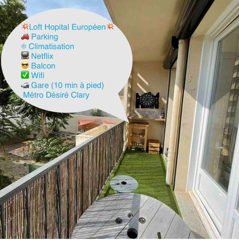 une terrasse couverte avec une pelouse verte dans l'établissement FLC - Charming Studio Parking - 4 Guests, à Marseille