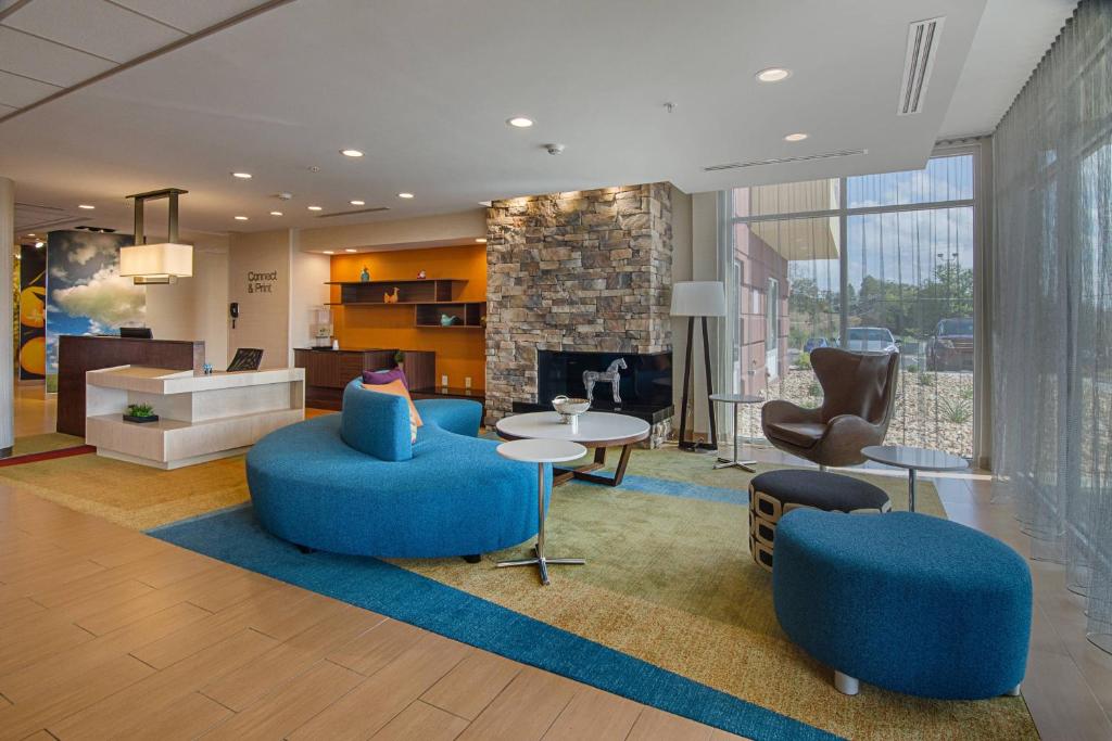un soggiorno con mobili blu e camino di Fairfield Inn & Suites by Marriott Abingdon ad Abingdon