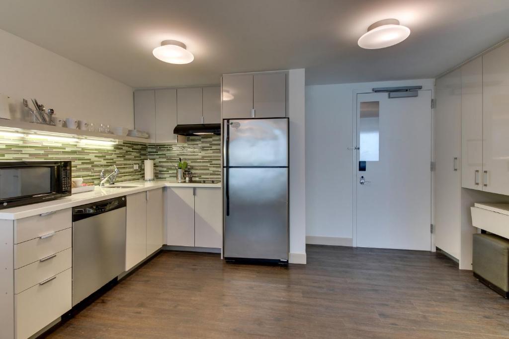 Dapur atau dapur kecil di Element Ewing Princeton