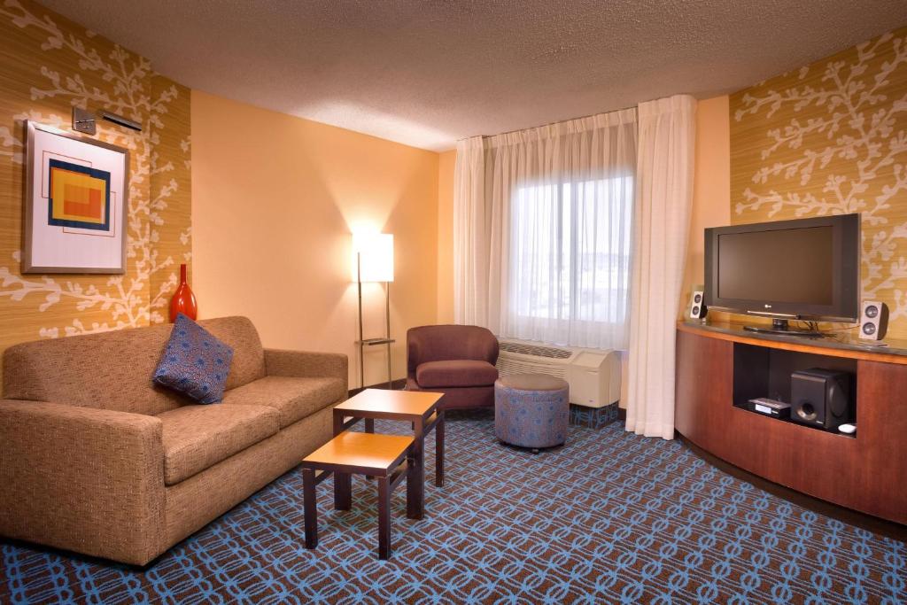 TV a/nebo společenská místnost v ubytování Fairfield Inn & Suites by Marriott Gillette