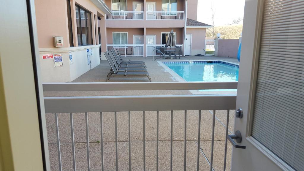 Country Inn & Suites by Radisson, Fort Worth West l-30 NAS JRB - Room King Con Balcón - No Fumadores