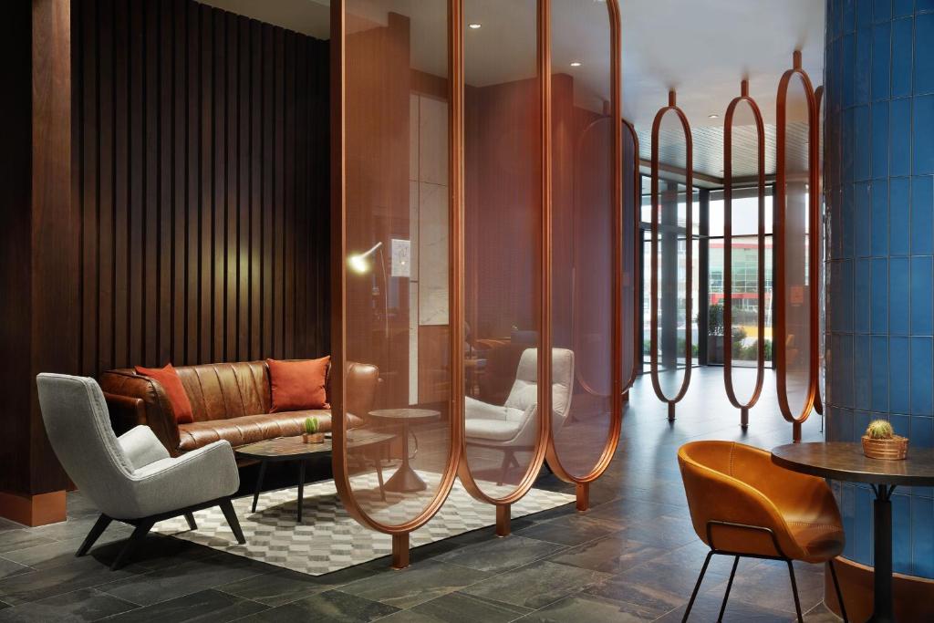 Posezení v ubytování Four Points by Sheraton Prishtina City