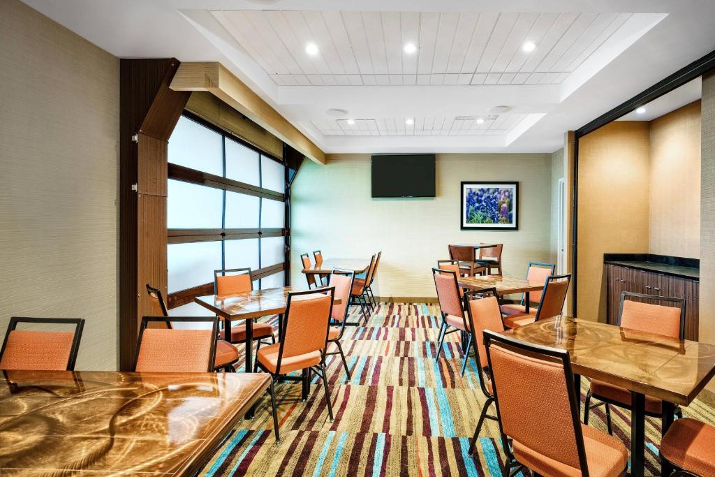 a large dining room with tables and chairs at Fairfield Inn & Suites by Marriott Van in Van