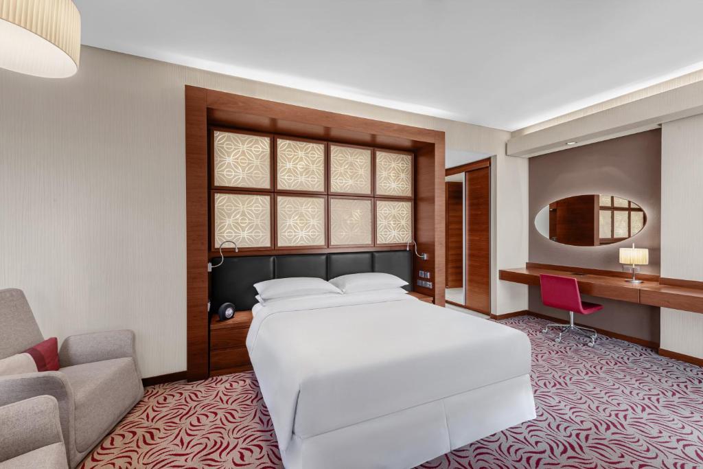 Un pat sau paturi într-o cameră la Four Points by Sheraton Doha