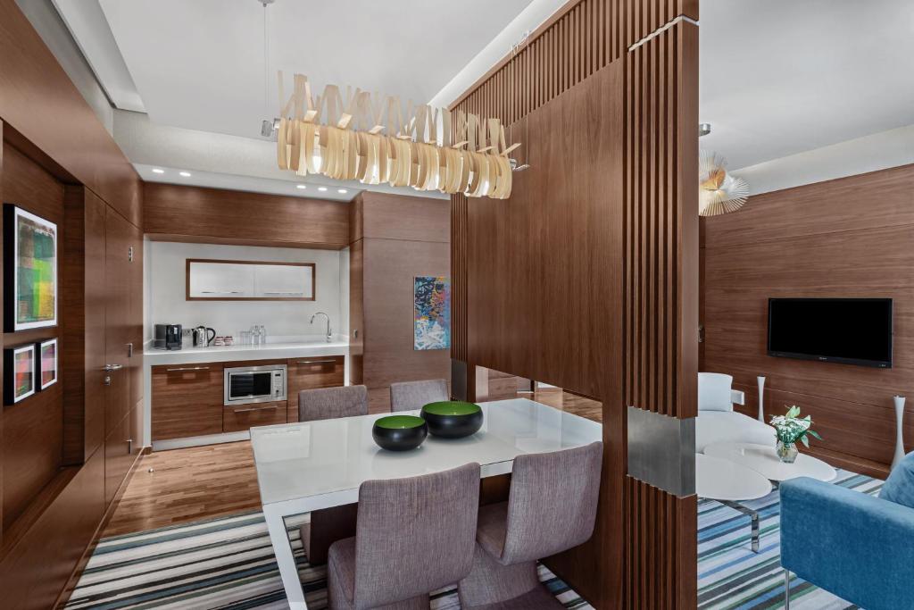 O bucătărie sau chicinetă la Four Points by Sheraton Doha