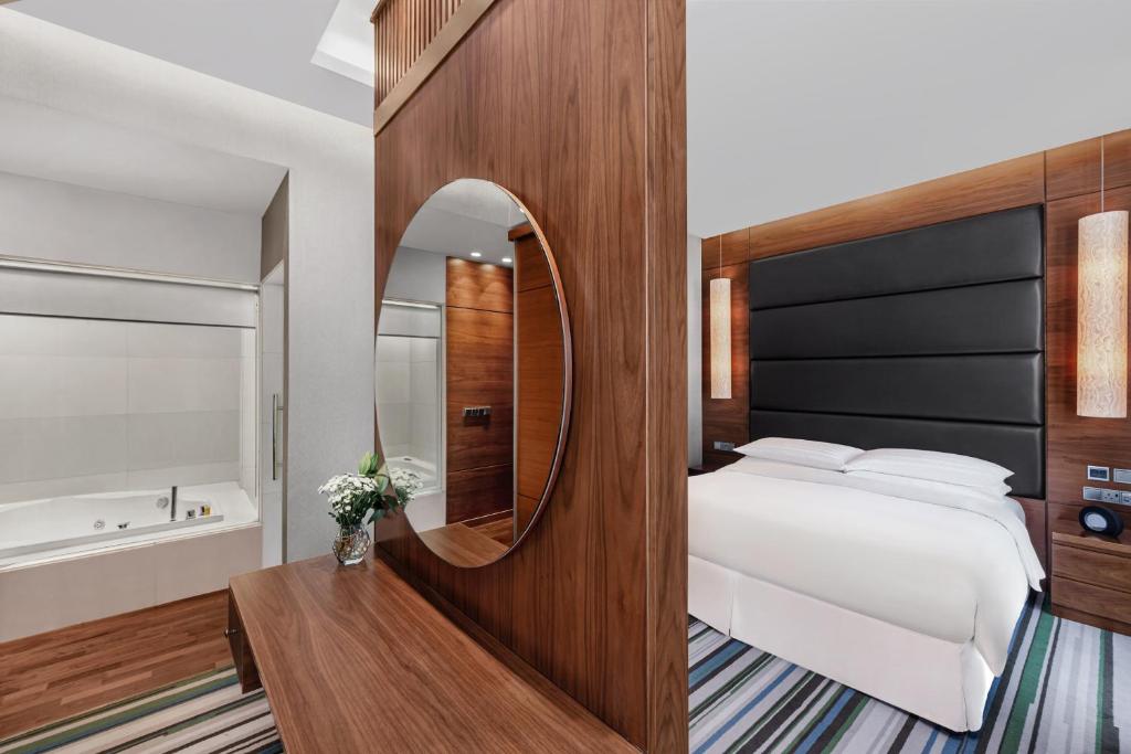 Un pat sau paturi într-o cameră la Four Points by Sheraton Doha