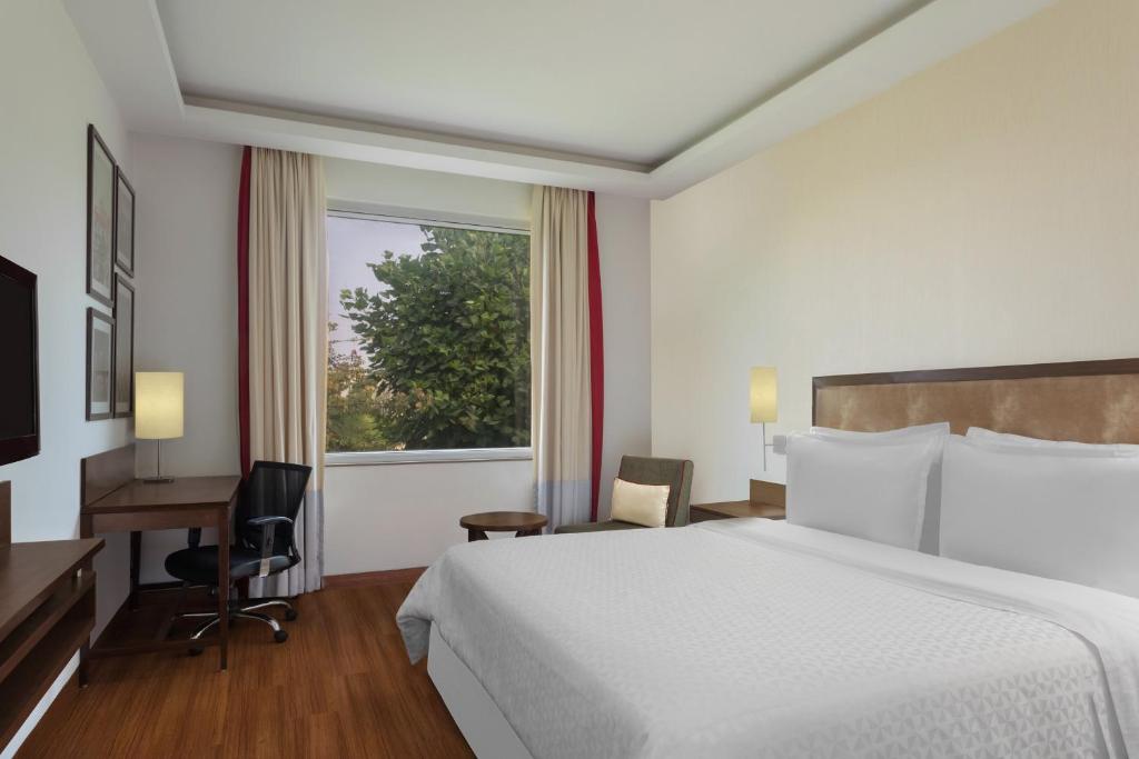 Postel nebo postele na pokoji v ubytování Four Points by Sheraton New Delhi, Airport Highway