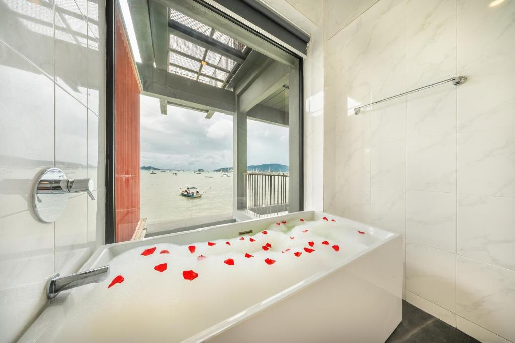 Fotografie z fotogalerie ubytování SHIN Arch39 Phuket Beach Front - SHA Plus v destinaci Chalong