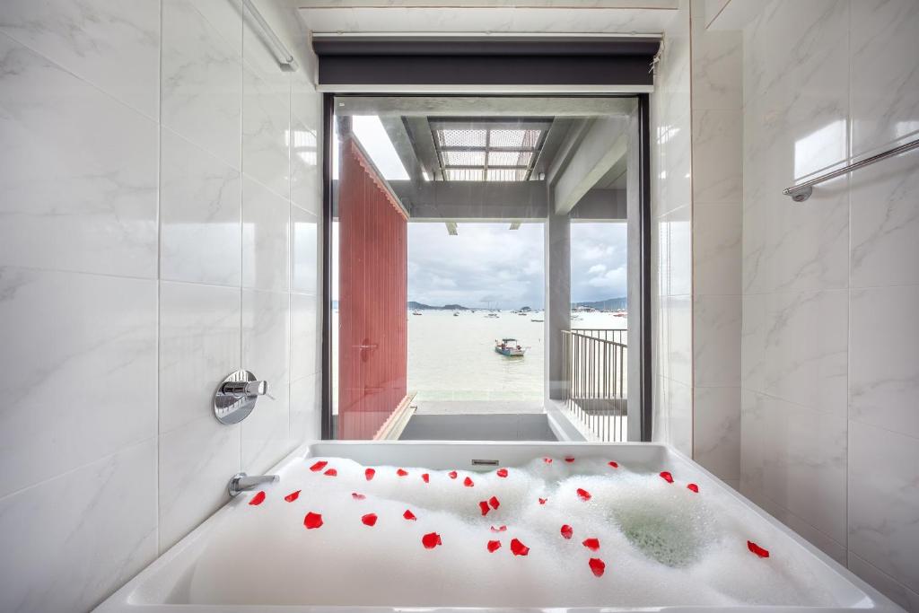 Postel nebo postele na pokoji v ubytování SHIN Arch39 Phuket Beach Front - SHA Plus