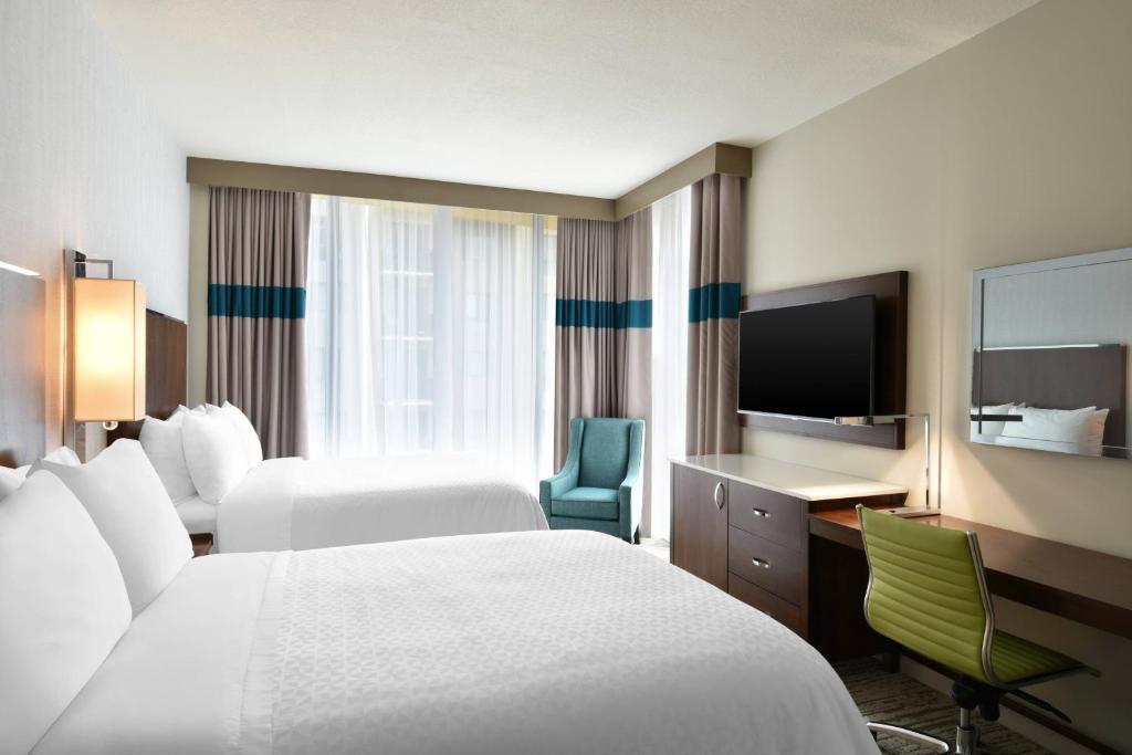 TV a/nebo společenská místnost v ubytování Four Points by Sheraton Coral Gables