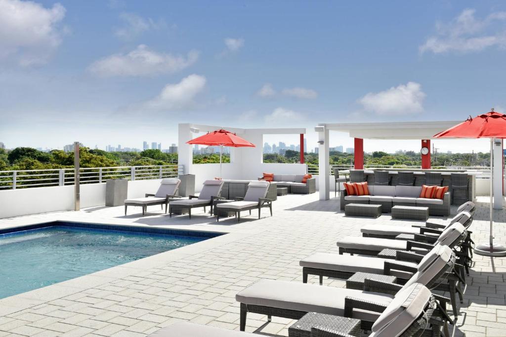 Bazén v ubytování Four Points by Sheraton Coral Gables nebo v jeho okolí