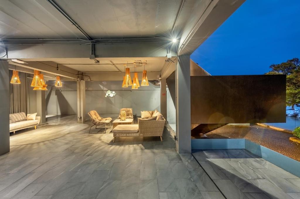 Posezení v ubytování SHIN Arch39 Phuket Beach Front - SHA Plus
