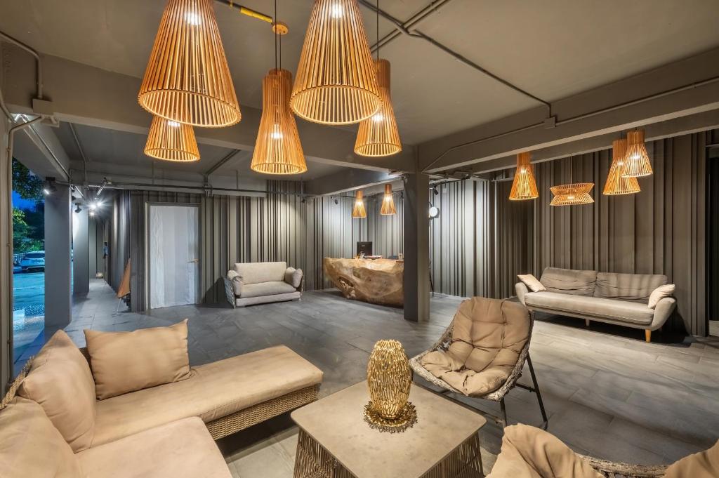 Posezení v ubytování SHIN Arch39 Phuket Beach Front - SHA Plus