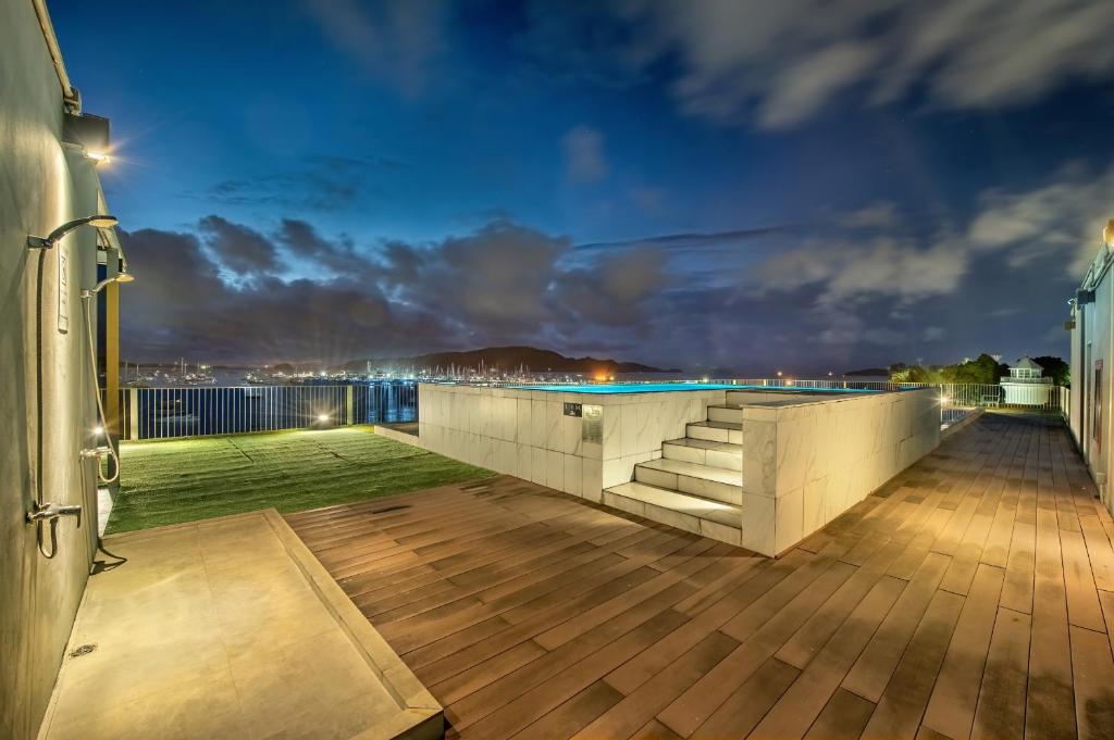 Balkón nebo terasa v ubytování SHIN Arch39 Phuket Beach Front - SHA Plus