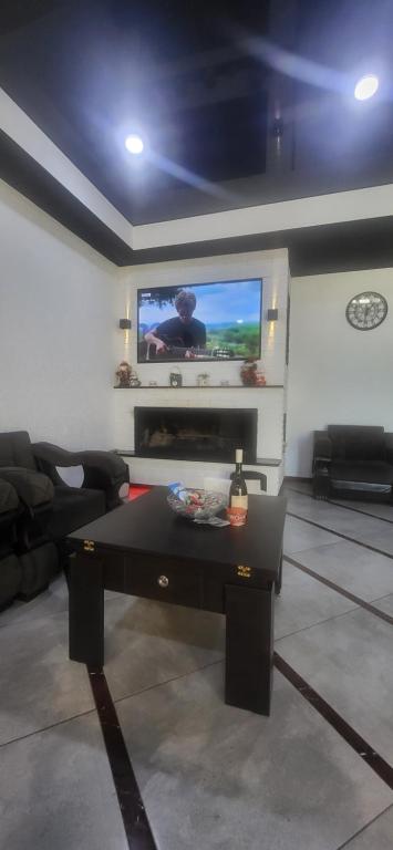 TV a/nebo společenská místnost v ubytování Villa Victoria in Bakuriani