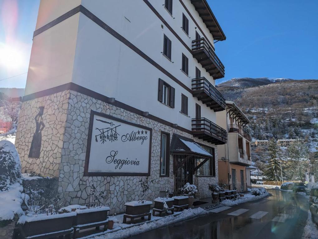 Nespecifikovaný výhled na hory nebo výhled na hory při pohledu z hotelu
