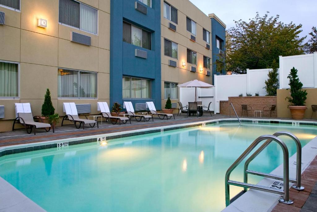 Bazén v ubytování Four Points by Sheraton Melville Long Island nebo v jeho okolí