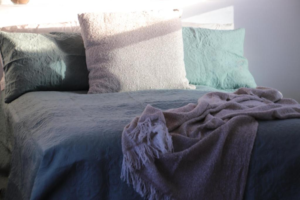 een bed met een paarse deken erop bij Quentin Park Hideaway 1 in Peterborough