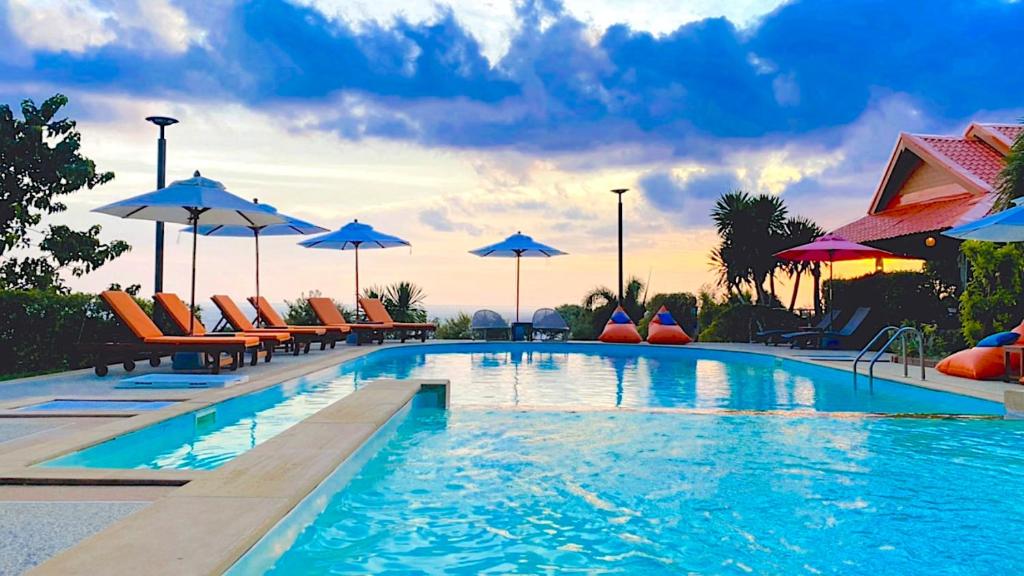 Bazén v ubytování Phumala Lanta Seaview Resort ภูมาลา ลันตา ซีวิว รีสอร์ท nebo v jeho okolí