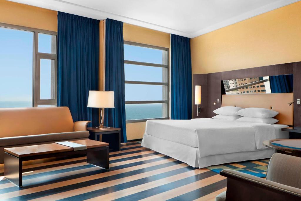 Postel nebo postele na pokoji v ubytování Four Points By Sheraton Le Verdun