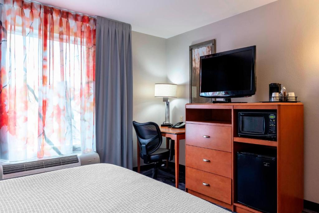 Fairfield Inn & Suites Columbus - King Room