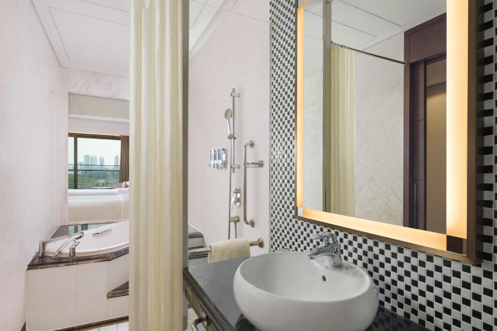 Deluxe Twin, Guest room, 2 twin/single beds, Partial Ocean View, Balcony, Bathtub