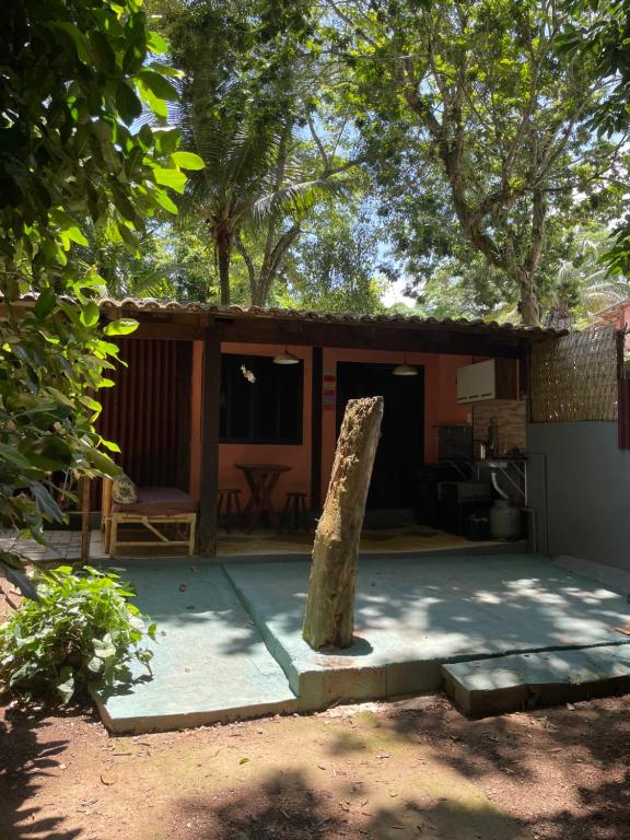 una casa con un pilar de piedra delante de ella en Chalé do Bosque Ilhabela, en Ilhabela
