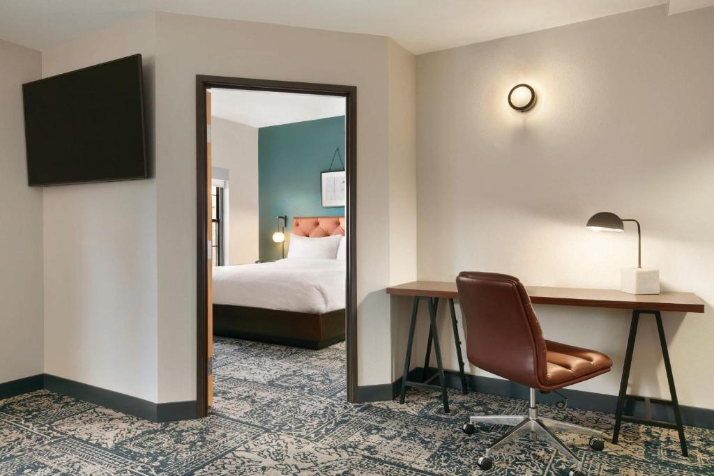 Four Points by Sheraton Raleigh Arena - 1 Bedroom Suite, 1 King, Alternate Bed: Sofa Bed