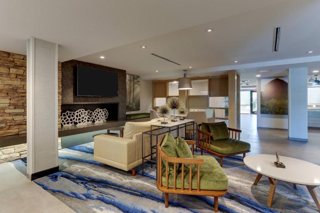 una sala de estar con un sofá y una mesa en Fairfield Inn &amp; Suites Southport, en Southport