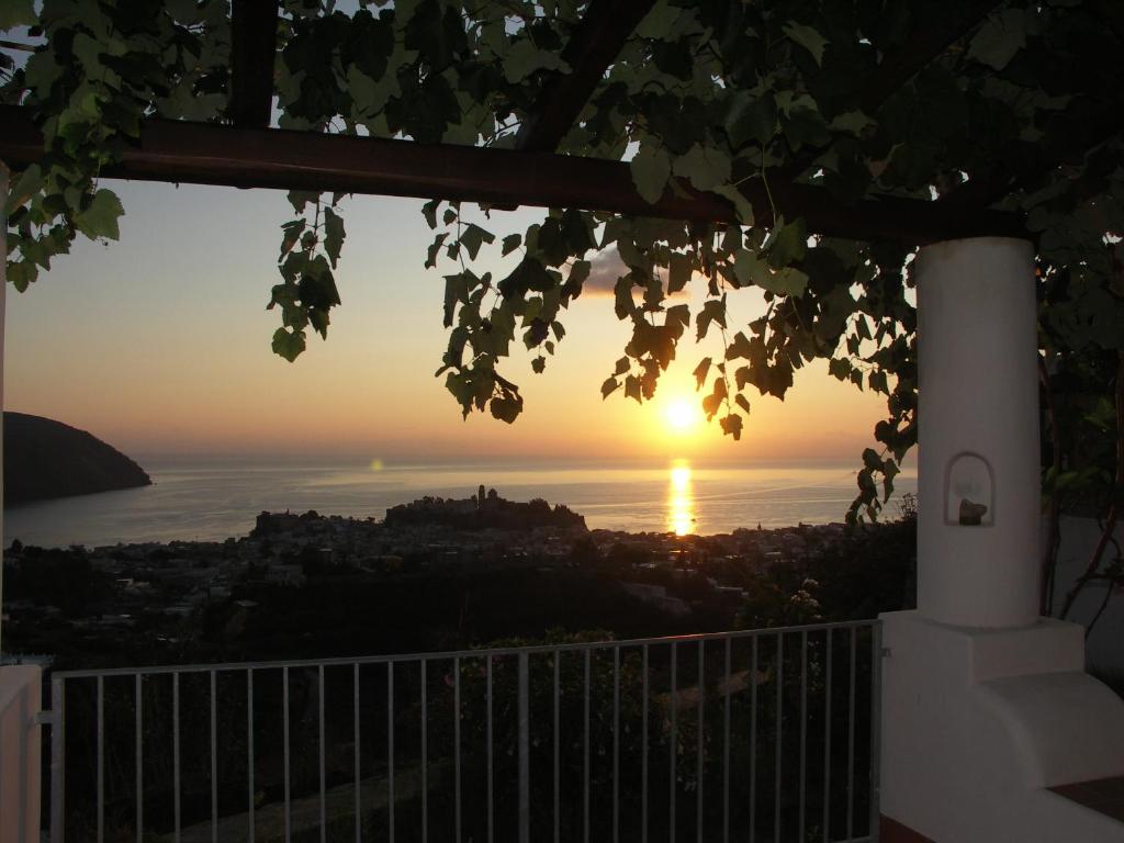 vistas a la puesta de sol desde el balcón de una casa en Villa Hermes Case Vacanza en Lipari