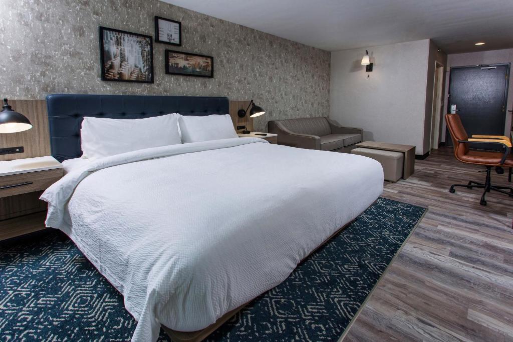 Postel nebo postele na pokoji v ubytování Four Points by Sheraton Appleton