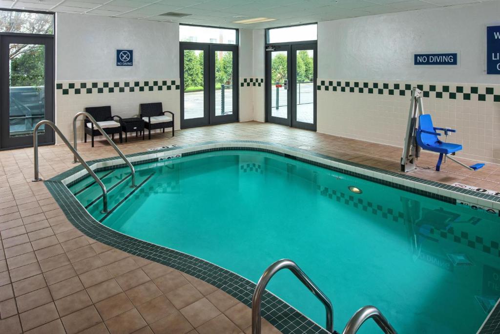 Bazén v ubytování Four Points by Sheraton Appleton nebo v jeho okolí