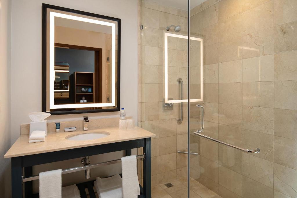 Un baño de Four Points by Sheraton 