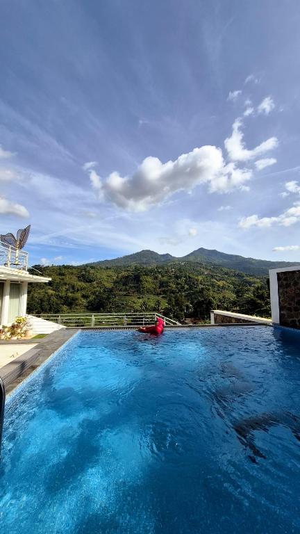 Teras Luhur Villa & Cafe dengan Pemandangan Gunung dan Pesawahan - Housity