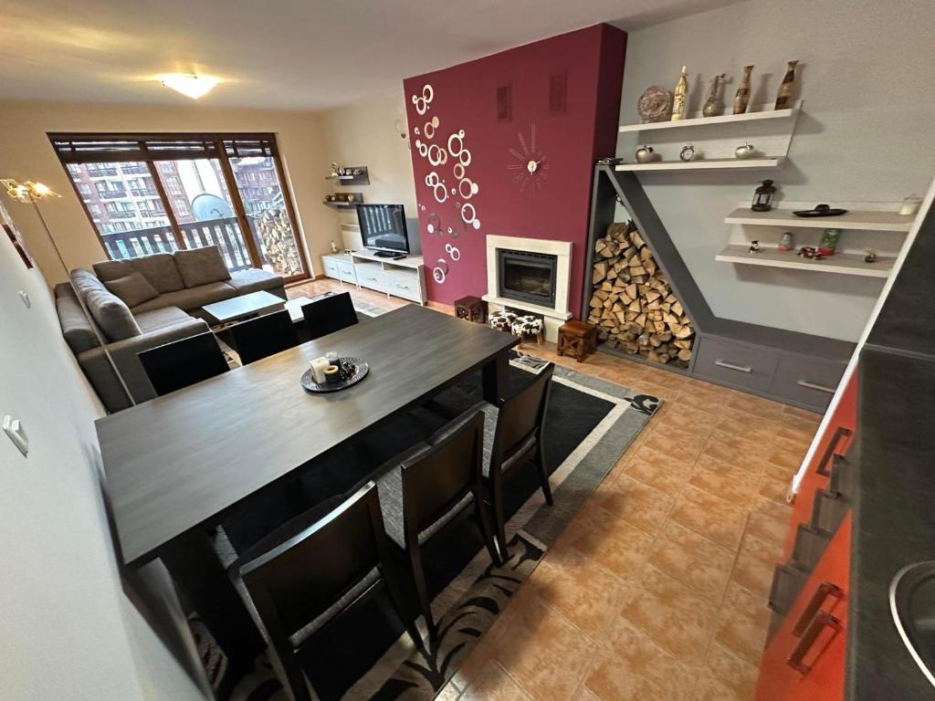 TV a/nebo společenská místnost v ubytování Penthouse 2 Bedroom Apartment w fireplace