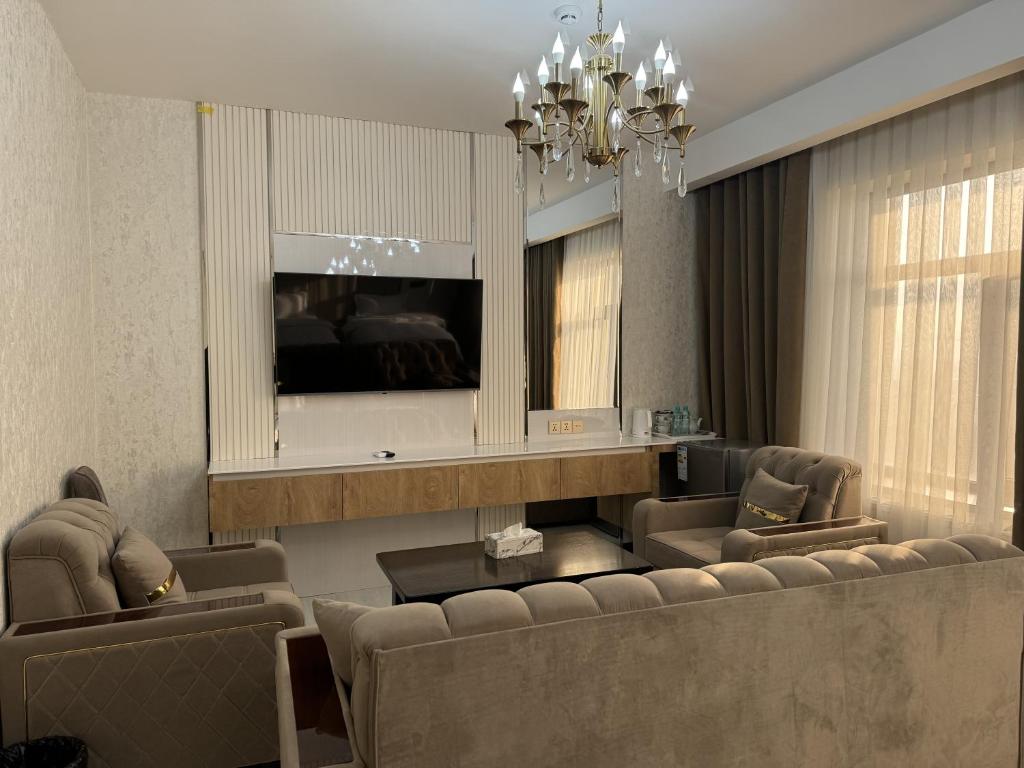 TV a/nebo společenská místnost v ubytování Aram Hotel