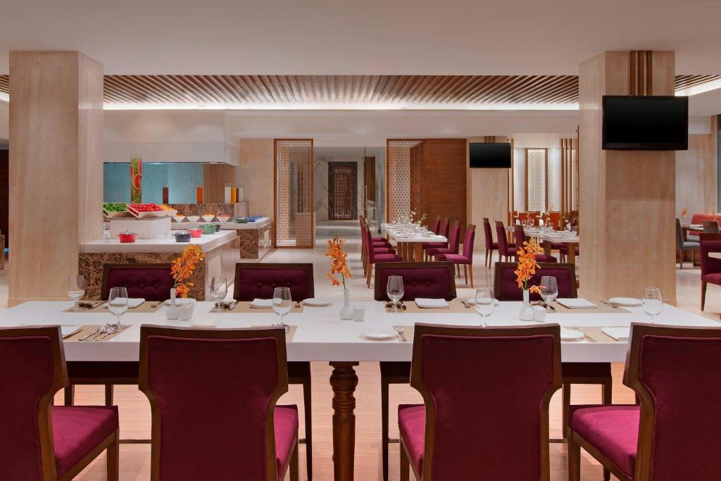 TV a/nebo společenská místnost v ubytování Four Points by Sheraton Bengaluru Whitefield
