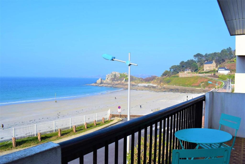 Fotografia z galérie ubytovania Appartement 2 chambres avec superbe vue mer sur la plage de Trestrignel à PERROS-GUIREC - Réf 834 v destinácii Perros-Guirec