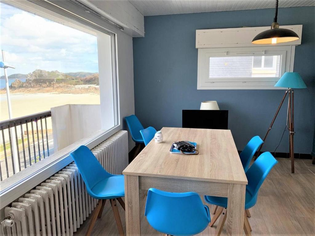 Fotografia z galérie ubytovania Appartement 2 chambres avec superbe vue mer sur la plage de Trestrignel à PERROS-GUIREC - Réf 834 v destinácii Perros-Guirec