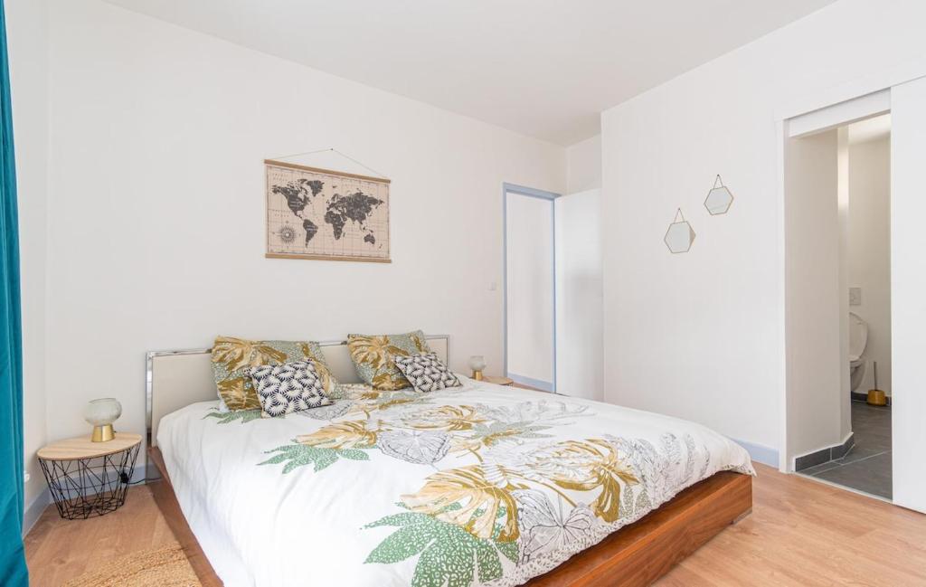 une chambre avec un grand lit avec des oreillers dessus dans l'établissement Tous à la Plage Lit King Size, au Havre