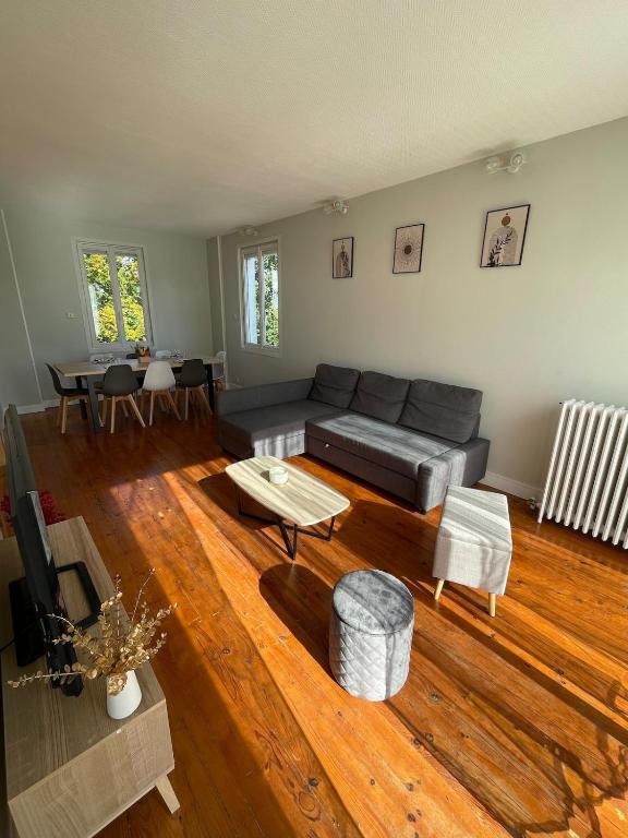 un salon avec un canapé et une table dans l'établissement La Maison Lilas, à Messeix