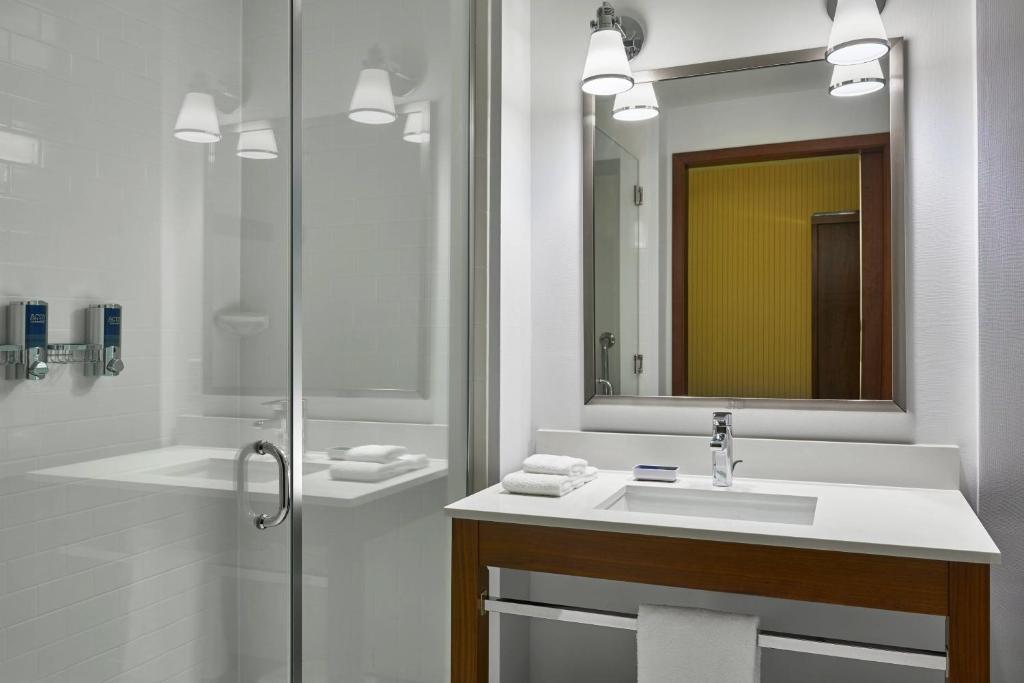 Four Points by Sheraton Fargo Medical Center - Kingkamer