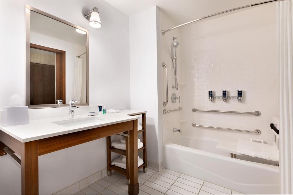 Four Points by Sheraton Fargo Medical Center - King Suite