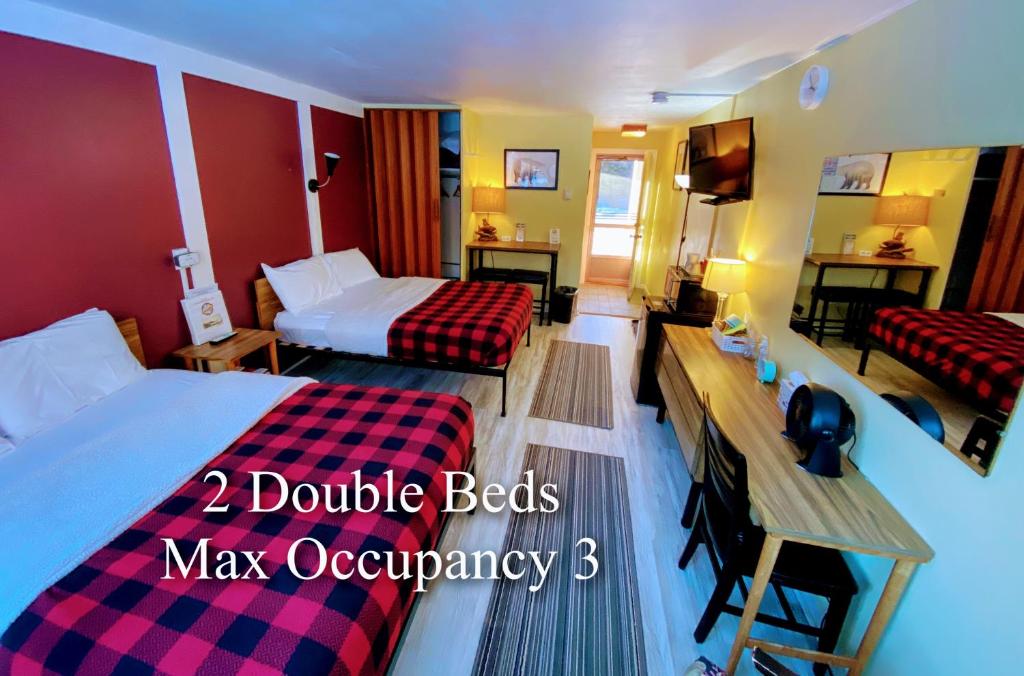 Postel nebo postele na pokoji v ubytování Snowdon Chalet Motel