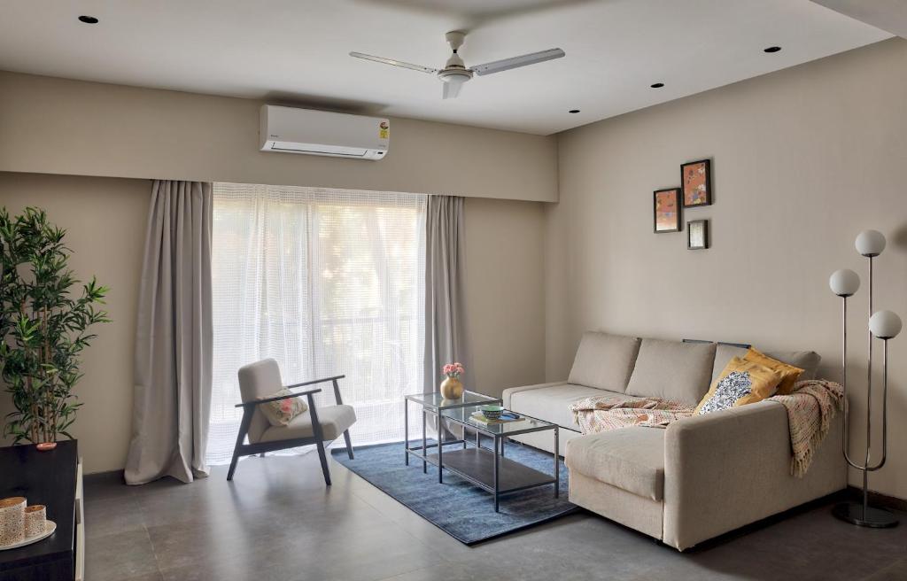 Et opholdsområde på Koral 1BHK Apartment by tisyastays