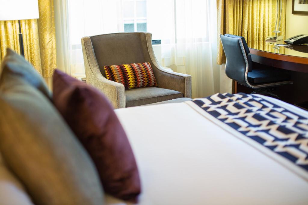 Postel nebo postele na pokoji v ubytování The Paramount Hotel